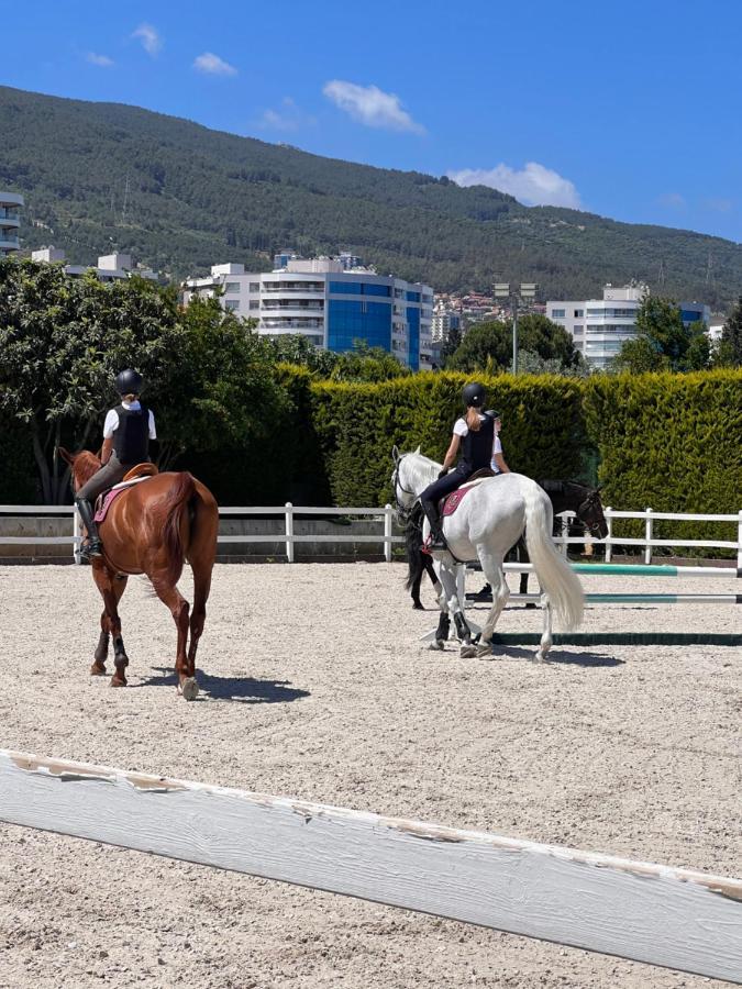 Narlidere B. Equine Range Hotel מראה חיצוני תמונה
